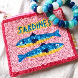 pochette perlée à la main sardines