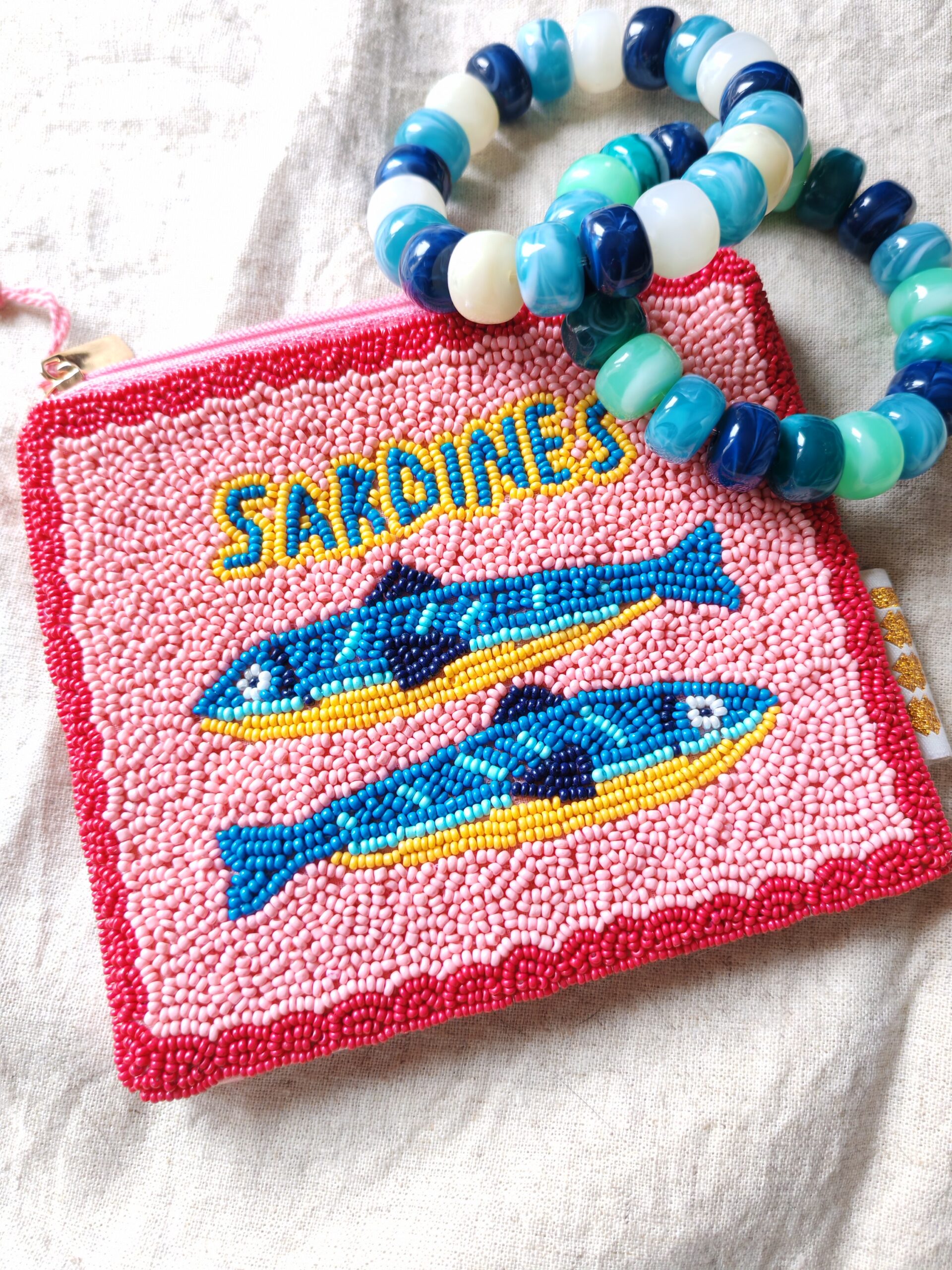 pochette perlée à la main sardines