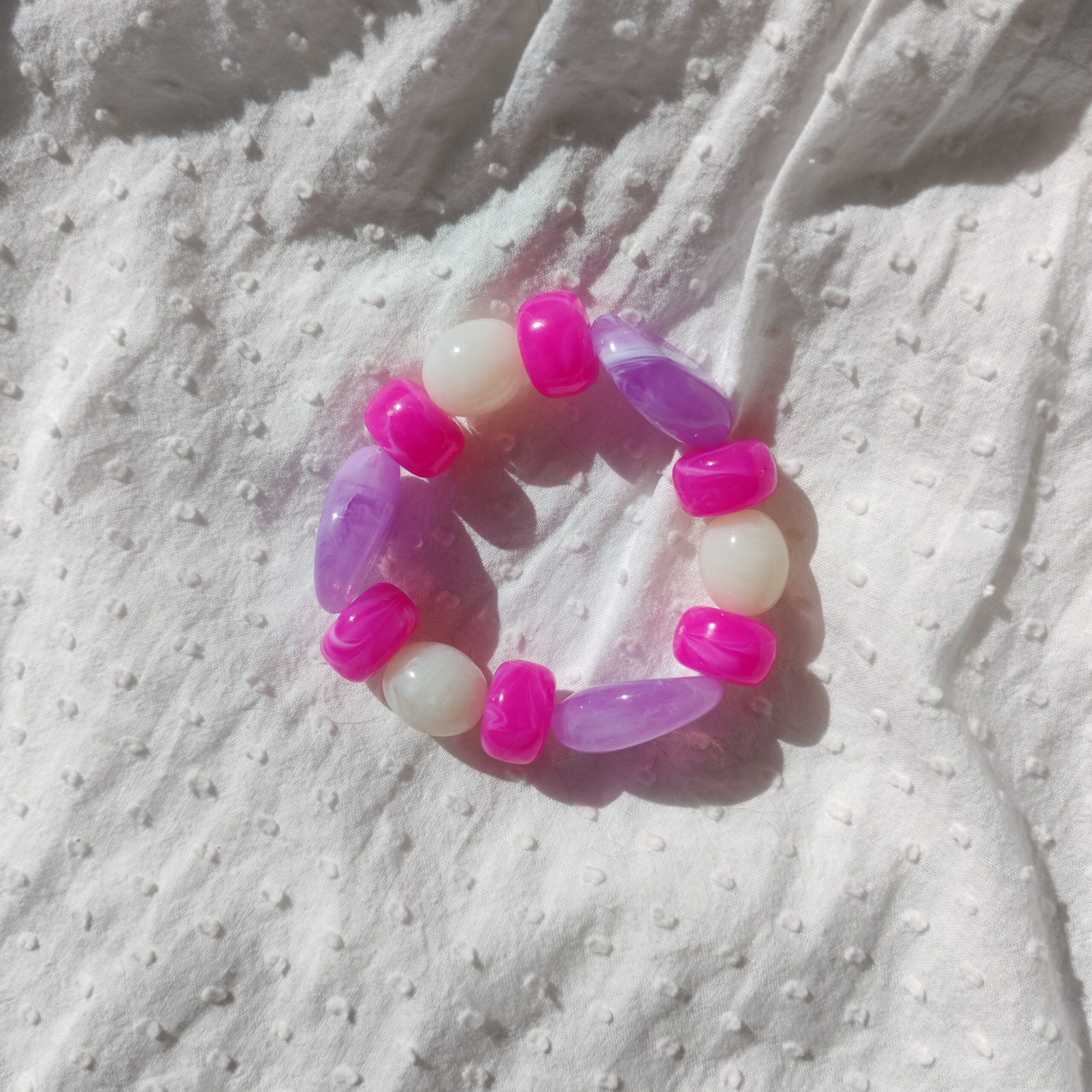 bracelet en résine rose nacré modèle Nymphéa